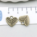 Ciondoli a forma di cuore e ali in bronzo con dettagli piumati e scala di misura - Stile Cuore e Ala (19949)