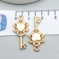 Gepolijste gouden legering holle hart sleutel hangers voor DIY sieraden maken - Hart Sleutel Stijl (20992) / 12*26mm