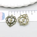 Coppia di ciondoli cuore e croce in bronzo vintage per accessori gioielli fai-da-te - Stile Croce Cuore Traforato (20310)