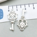 Pendentifs clés en alliage argenté avec cœur évidé de style rétro pour bijoux DIY - Clé Relief à Points / 12*25mm (20966)