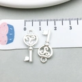 Pendentif clé cœur en alliage argenté avec symbole Triskele et règle de mesure - Clé Motif Triskèle / 10*22mm (20967)