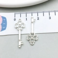 Pendentif clé trèfle à quatre feuilles en alliage argenté poli avec échelle - Clé Trèfle Ajourée / 8*25mm (20970)