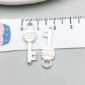 Pendentif clé cœur creux en alliage argenté pour bijoux DIY, environ 30mm de long - Clé Tête Ronde Argent Brillant / 8*26mm (20971)
