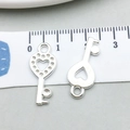 Pendentif clé cœur évidé en alliage argenté pour bijoux DIY taille de 2,5 cm - Clé Manche Cœur Ajouré / 9*21mm (20972)