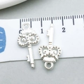 Pendentifs clé hibou en alliage d'argent pour bijoux DIY montrés avec ruban à mesurer - Clé Hibou Argent Brillant / 10*21mm (20973)