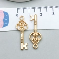 Opengewerkte hartvormige sleutelhanger in KC-goud met liniaal voor maataanduiding - Sleutel Stijl (21001) / 10*28mm