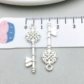 Pendentifs clé en alliage argenté avec trèfle et cœur pour bijoux DIY créatifs - Clé Trèfle Ajourée Dent Cœur / 10*31mm (20974)