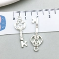 Pendentifs clés cœur évidés en argent pour bijoux DIY présentés avec une règle graduée - Pendentif Motif Ajouré Vintage / 10*27mm (20976)