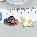 Detalle de dijes de sombrero con esmalte negro, lazo rojo y reverso dorado para joyería DIY - Sombrero de Dama de Esmalte Negro