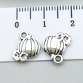 Pendentif citrouille en alliage argenté avec détails de feuilles et mesures pour bijoux DIY - Citrouille Argent Antique (8104)