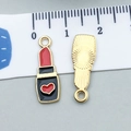 Detalle de colgante de pintalabios con corazón rojo y escala de 2,2 cm de largo - Pintalabios de Esmalte Negro