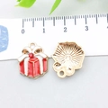 Pendentif boîte cadeau de Noël rouge avec strass et dos texturé doré brillant - Cadeau de Noël en Émail Rouge (12531) / 14*17mm