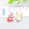 Pendentif chaussette de Noël en émail rouge et blanc avec alliage doré pour bijoux DIY - Chaussette de Noël en Émail Rouge (21048) / 19*13mm
