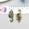 Dettaglio dei ciondoli a forma di cavalluccio marino in bronzo da 3 cm con rilievo - Stile Cavalluccio Marino Bronzo Antico (7797) / 12*29mm