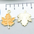 Pendentif en forme de feuille d'érable en émail doré avec détails orange goutte d'huile - Feuille d'Érable Émaillée Jaune (19210)