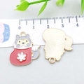 Pendentif chat de Noël en émail dans une chaussette rouge avec dos doré - Chaussette de Noël en Émail Rouge (21052) / 24*21mm