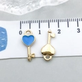 Ciondolo chiave a cuore dorato con smalto blu per creazione di gioielli fai-da-te - Chiave a Cuore (11961)