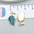 Pendentifs feuilles en émail bleu avec bordure dorée et échelle de mesure de taille - Style Feuille en Émail Bleu Foncé (9953)