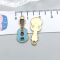 Ciondolo a forma di chitarra dorata con smalto blu per gioielli e collane fai-da-te - Chitarra (19467)