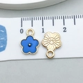 Pendentifs fleurs à cinq pétales en alliage de zinc avec émail bleu pour bijoux DIY - Style Petite Fleur en Émail Bleu Foncé (14799)
