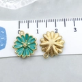 Ciondolo a margherita in smalto verde acqua con base in metallo dorato, 15 mm - Margherita (19602)