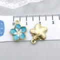 Ciondoli a fiore in smalto blu e bianco con finitura dorata per gioielli DIY - Fiore di Ciliegio (19627)