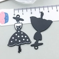 Vintage dames silhouet metalen hanger met zwart-witte stippen voor DIY sieraden maken - Zwarte Emaille Damesjurk