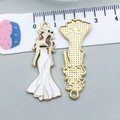 Mode hanger dame met breedgerande hoed en witte jurk in goud emaille, 3,5 cm bedel - Wit Emaille Lange Jurk Model