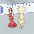 Hanger van cartoonvrouw in rode jurk en hoed, voor- en achteraanzicht van emaille legering - Rood Emaille Lange Jurk Model