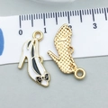 Zwart-witte emaille bedeltjes in de vorm van hoge hakken voor doe-het-zelf sieraden - Wit Emaille Strik Hoge Hakken
