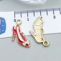 Rood-witte emaille hoge hakken hangers met gouden achterkant en maataanduiding - Rood Emaille Strik Hoge Hakken