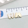 Détail de breloques papillon en émail coloré avec échelle indiquant la taille 1,5 cm - Blanc