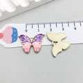 Détails de breloques papillon de 2 cm montrant l'émail et la texture métallique - Papillon Imprimé Émail Rose (12424) / 21*15mm