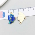 Détail de pendentifs papillon colorés avec échelle de mesure montrant la taille 2,5cm - Papillon Imprimé Émail (15818) / 16*24mm