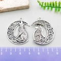 Ciondolo in lega d'argento con lupo e mezzaluna con nodi celtici e stelle - Lupo della Luna in Argento Antico (21412)