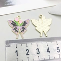 Vue macro détaillée du pendentif papillon en émail violet avec un motif de tulipe - Papillon Tulipe Violet (18109)