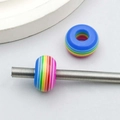 Detailansicht der bunt gestreiften Harzperlen und der Edelstahl-Gewindestangen-Komponente - Bunte Gestreifte Großlochperle (13220) / 1er Pack (8*14mm)