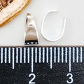 Macro-opname van zilveren hangerclips met liniaal voor het meten van DIY-sieradenonderdelen - Glanzend Zilver (12713)