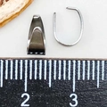 Macro-opname van legering knijp bails voor sieraden met liniaal voor maatindicatie - Gitzwart (12716)