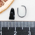 Macro-opname van zwarte hangerbails van 10mm met een liniaal die de exacte afmeting toont - Gepolijst Zwart (12717)