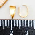 Detail van vergulde sieraadsluitingen en ringetjes met maataanduiding van 1 cm op de liniaal - Glanzend Goud (12718)