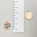 Makroaufnahme von 15mm Emaille-Anhängern mit Schachbrettmuster und strukturierter Rückseite - Lila Runde Tropföl Gitter