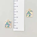 Detailansicht der 15mm quadratischen geometrischen Emaille-Anhänger mit goldenem Rand - Blau Quadrat Tropföl Gitter