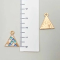 Größenmessung der geometrischen Dreiecksanhänger aus Legierung mit bunter Emaille - Blau Dreieck Tropföl Gitter