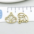 Detaillierte Ansicht von zwei Vintage-Gold-Hohl-Lotus-Anhängern für DIY-Schmuck - Antikgold Hohl-Lotus (10426)