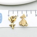Detailansicht antiker Goldlegierung-Rosenanhänger mit Vintage-Textur für DIY-Schmuckherstellung - Antikgold Rosen-Stil (11084)