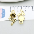 Antik-Gold Finish Rosenblüten-Anhänger mit Blatt für DIY-Schmuckherstellung - Antikgold Rosen-Charm (20470)