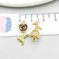Antikgoldener Legierungsrosenanhänger für DIY-Schmuck neben einem Messlineal - Antikgold Geprägte Rose (20477)