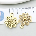 Goldene Blumenanhänger für DIY-Schmuckherstellung mit 20 mm Durchmesser und Hohlblättern - Antikgold Durchbrochene Blume (20478)