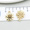 Goldene Sonnenblumen-Anhänger aus Legierung für DIY-Schmuck auf einer Messskala gezeigt - Antikgold Mini-Blume (20480)
